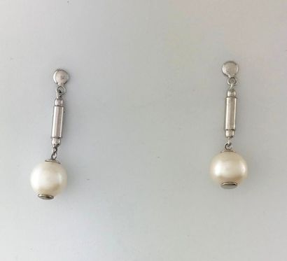 null Pair of 925°/°° silver earrings with freshwater cultured pearl pendants, Gross...