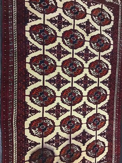 Lot de trois tapis 

A. : boukhara ( turkmèn)....