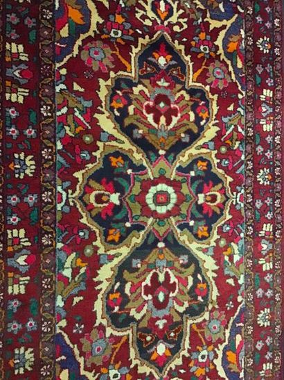 null Lot de deux tapis

A : lilian ( iran ) vers 1975

Dimensions. 215 x 130 cm

Petit...