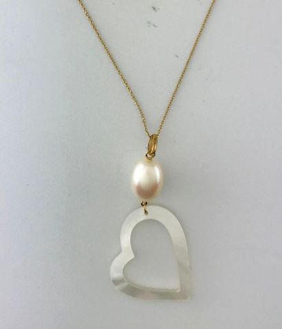 null Chain and its pendant in 375°/°° gold decorated with a freshwater cultured pearl...