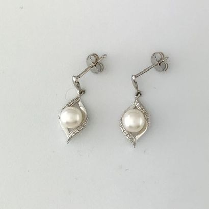 Pair of earrings in 750°/°°° white gold with...