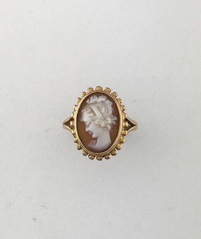 Ring in 375°/°° gold with shell cameo, TD...