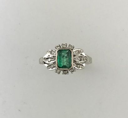Ring in white gold 750°/°°° set with an emerald...