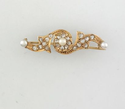 null Broche volute feuillagée en or 750°/°° ornée de perles boutons rehaussées de...