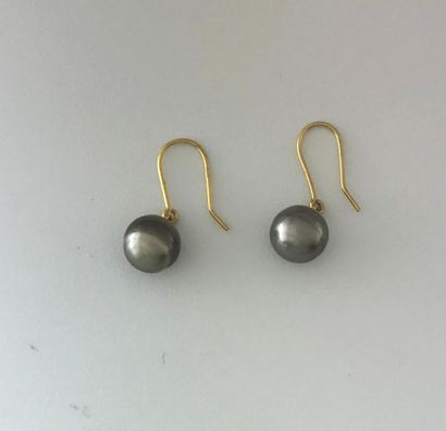 null Pair of earrings in 375°/°° gold with a Tahitian cultured pearl, Gross weight:...