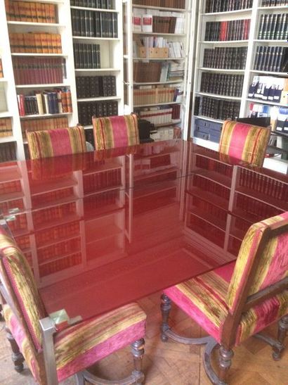 Paire de tables en verre laqué rouge et acier...