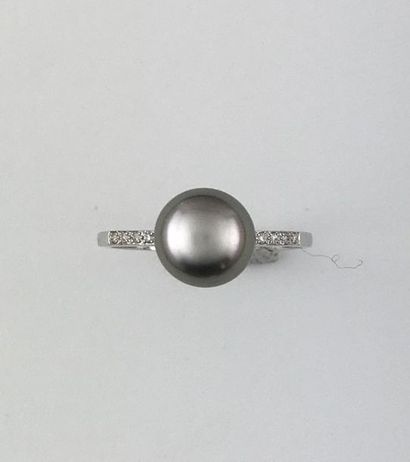 null Ring in white gold 750°/°°° decorated with a Tahitian cultured pearl of 8,8...