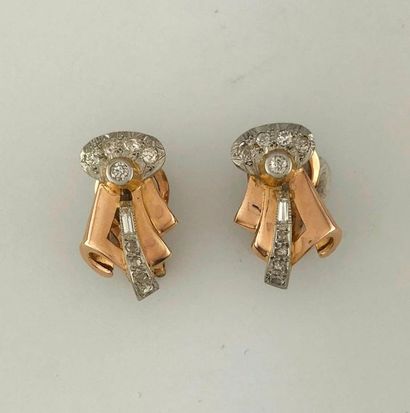 null Paire de clips d'oreilles noeuds en or 750°/°° et platine sertis de diamants...