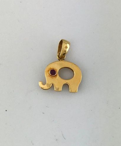 null Pendentif éléphant en or 750°/°° serti clos d'un diamant et d'un rubis, Poids...