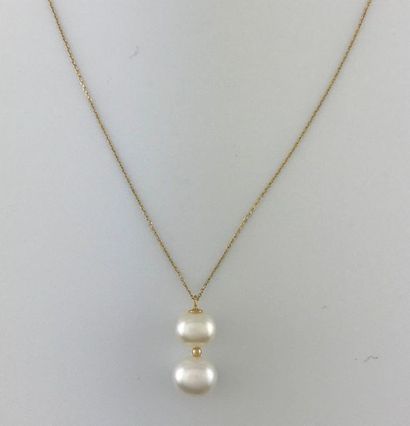 null Chain and its pendant in 375°/°° gold with two freshwater cultured pearls, Gross...