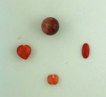 null Lot trois cabochons de corail, et une perle d'agate