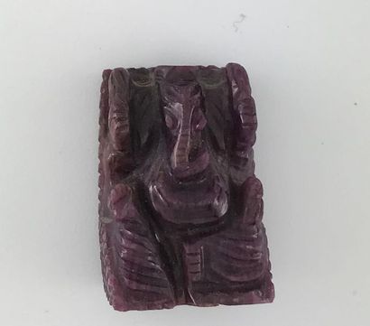 Ganesh ciselé en racine de rubis de 421 cts...