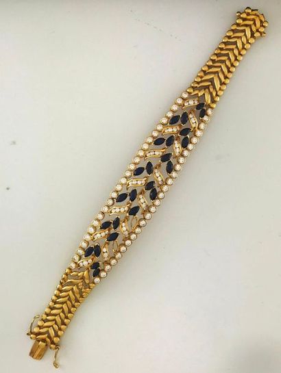 null Bracelet ruban en or 750°/°° réhaussé de feuillage en strass et pierres bleues,...