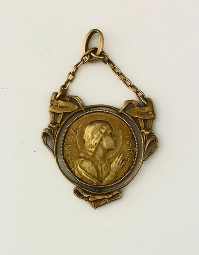 null Pendentif feuillagé centré d'une médaille religieuse en or 750°/°°, Circa 1910,...