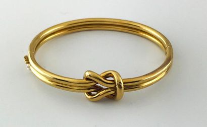 null BOUCHERON Paris, bracelet jonc ouvrant en or 750°/°° à motif de noeud, signé,...