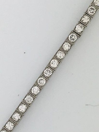 null Bracelet ligne articulé en platine serti de 3 cts env. de diamants, circa 1930,...