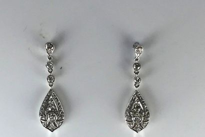 null Paire de pendants d'oreilles goutte en or gris 750°/°°ornés d'un pavage de diamants,...