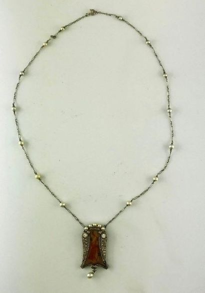 null Collier draperie Art Nouveau en platine ponctuée de semences de perles sur une...