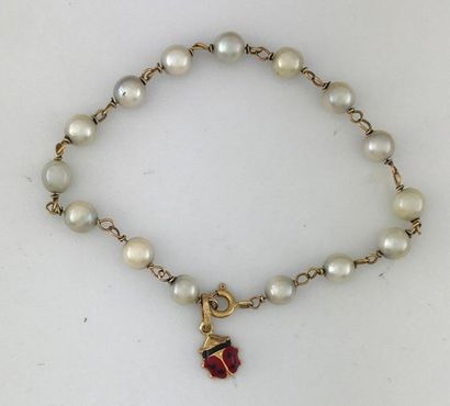 null Bracelet en or 750°/°° alterné de perles de culture ornées sur le fermoir d'un...