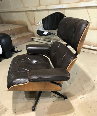 null Charles Eames: 

Lounge Armchair

Smooth brown leather and Rio rosewood

ed....