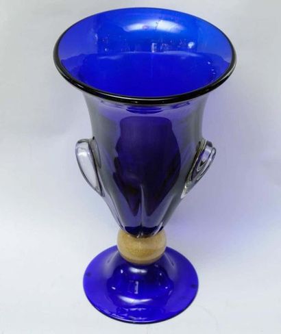 null Toso: Pair of blue vases on gold bollard

Murano glass

Italy, circa 1990 

H:...