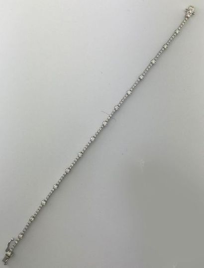 null Bracelet ligne en or gris 750°/°°serti de 1,80 cs env , L. 18 cm, Pois brut:...