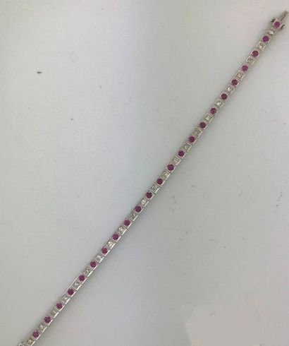 null Bracelet ligne en or gris 585°/°° serti de diamants alternés de rubis, L 18cm,...