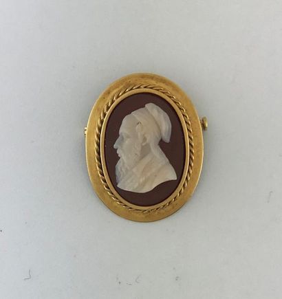 null Brooch in 750°/°° gold with a cornelian cameo profile of a renaissance man,...