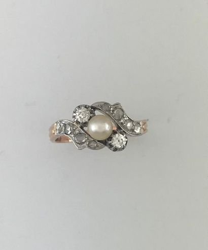 null Bague volute deux ors 750°/°° ornée d'une perle bouton épaulée de deux diamants...