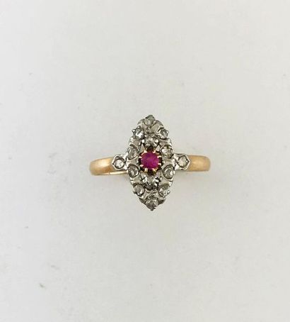 null Bague marquise en or 750°/°° sertie d'un rubis dans un pavage de roses, circa...