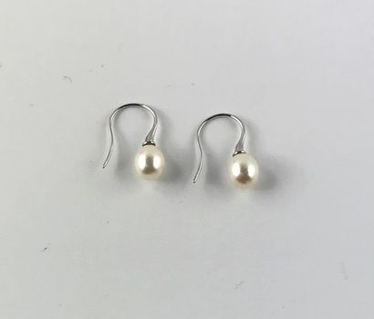 null Paire de pendants d'oreilles en argent 925°/°° ornés d'une perle de culture...