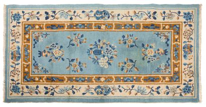 null Pekin carpet (China), early 20th century. Technical characteristics: Wool velvet...