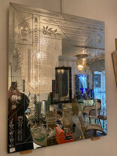 null Engraved mirror 

H97xW67 cm

Made in Murano 

Circa 1970