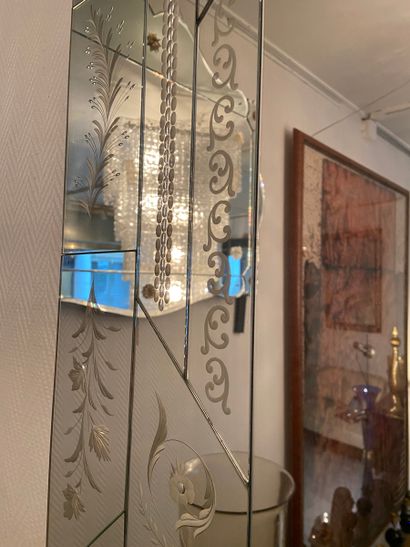 null Engraved mirror 

H97xW67 cm

Made in Murano 

Circa 1970