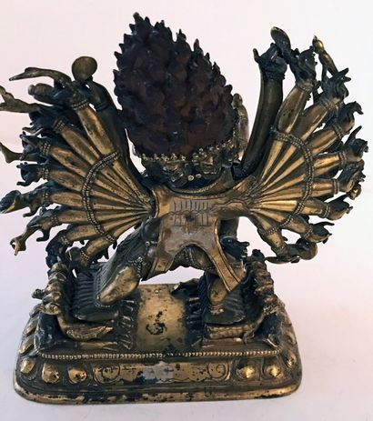 null Sujet en bronze doré, représentant Yamanthaka à mille bras, enlaçant sa shakti,...