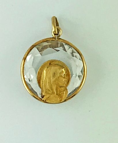 null Médaille en or 750°/°° ornée d'un profil de la Vierge en or sur un cristal taillé,...