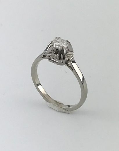 null Solitaire ring in white gold 750°/°° and platinum set with a diamond of 0.40...