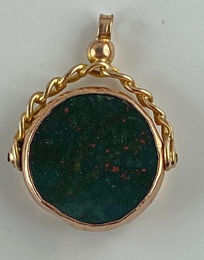 null Gold seal 750°/°° with a mobile ring and a blood jasper, Late 19th c., Gross...