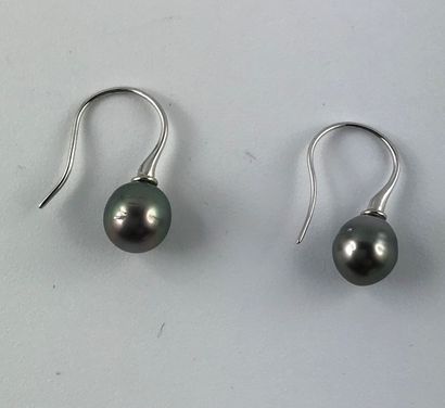 null Pair of earrings with a Tahitian cultured pearl in silver 925°/°°, Gross weight...