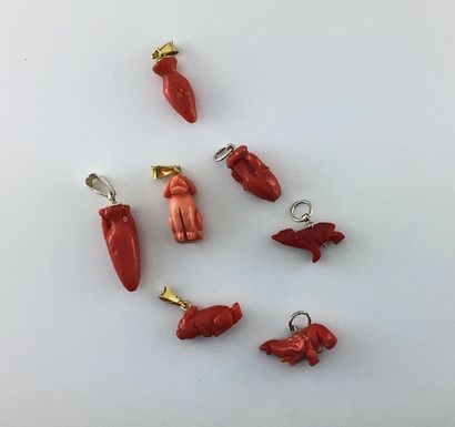 null Lot of 7 chased coral pendants, Gross weight: 8.77g