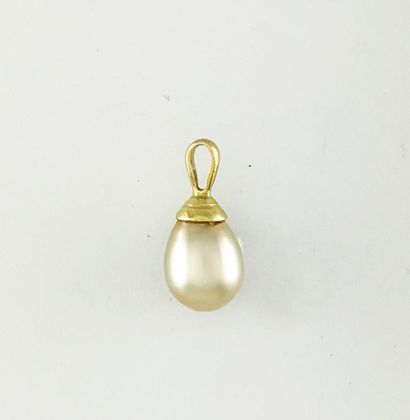 null Gold pendant with gadroons, adorned with a pear-shaped South Sea cultured pearl,...