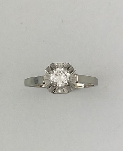 null Solitaire ring in white gold 750°/°° and platinum set with a diamond of 0.40...