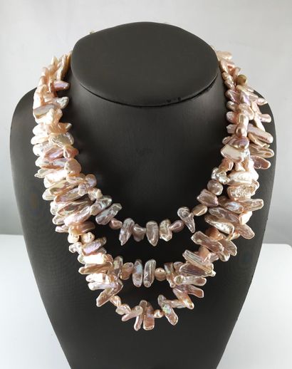 null Necklace with three rows of freshwater pearl petals of 8 to 8,5 diam. approx.,...
