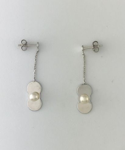null Paire de boucles d'oreilles en or gris 750°/°° ornées en pampille d''une perle...