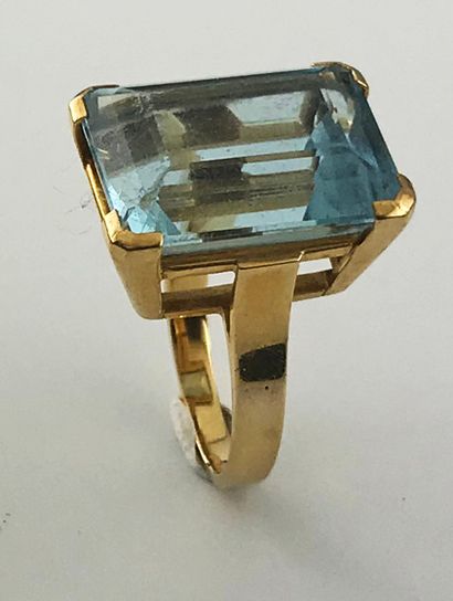 null Gold ring 750°/°° set with a topaz, Finger size 52, Gross weight 10,65g