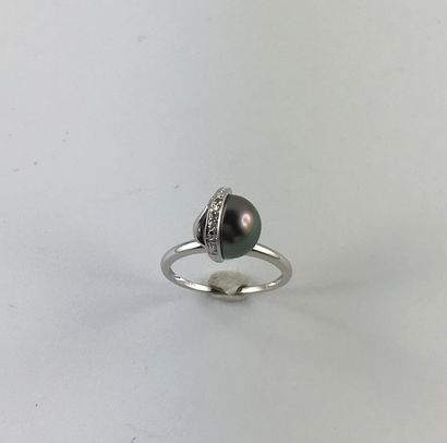 null Ring in white gold 375°/°° decorated with a Tahitian cultured pearl set with...