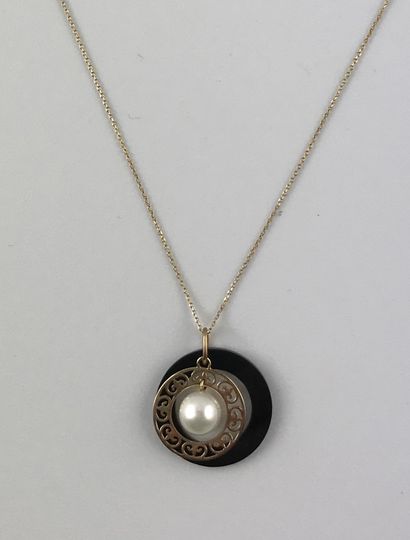null Chain and pendant in gold 375°/°° with two discs, one of which is onyx, centered...
