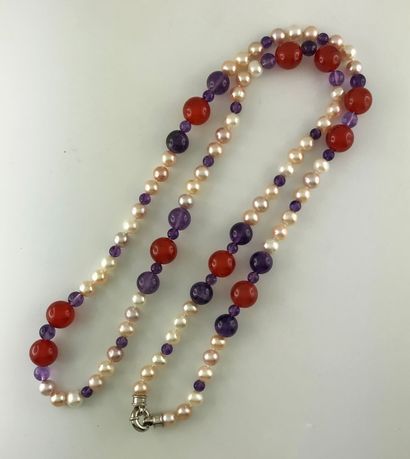 null Necklace of freshwater pearls Tuttis alternated with amethyst and carnelian...