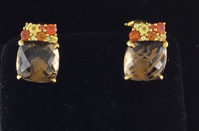 null Pair of ear clips in yellow gold 750°/°°° set with a facetted citrine, with...