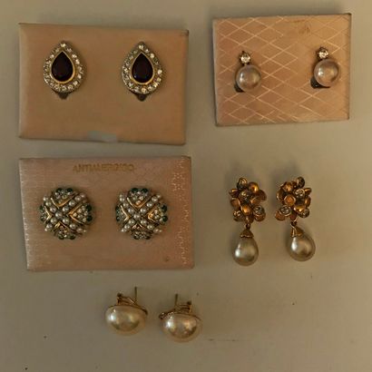 null set of 5 pairs of gold metal earrings, rhinestones and fantasy pearls